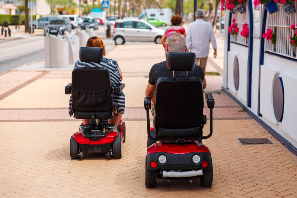 skutery inwalidzkie po chodniku