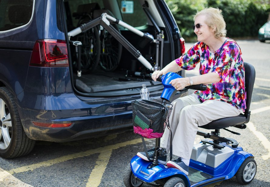 skuter inwalidzki elektryczny dla seniora składany rozbierany na co zwrócić uwagę przy zakupie